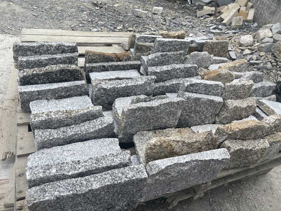 Grey/brown granite thinstone corners 