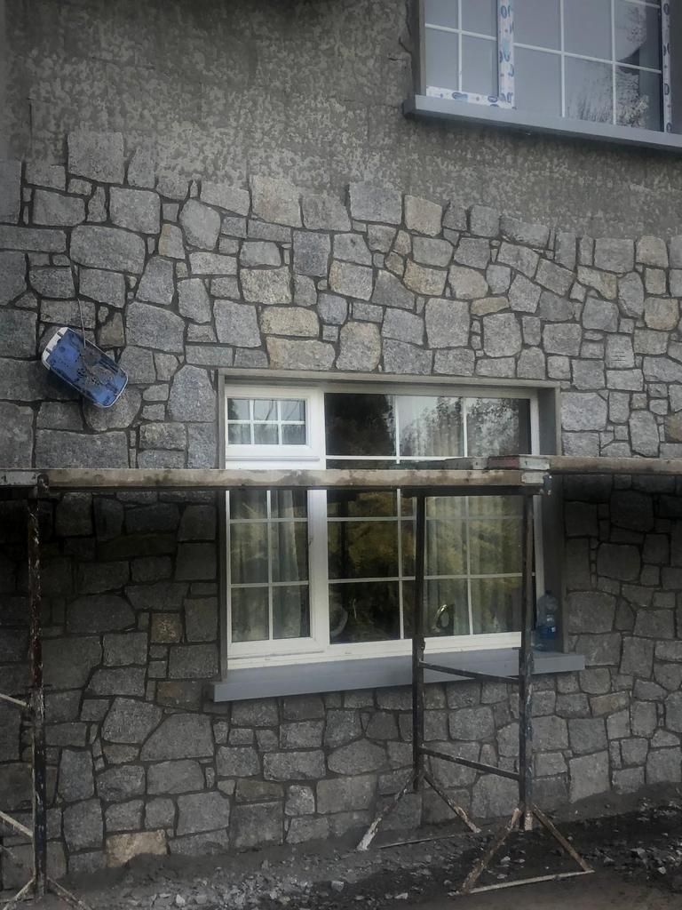 Random grey granite thin wall cladding rejuvenating a dwelling house 
