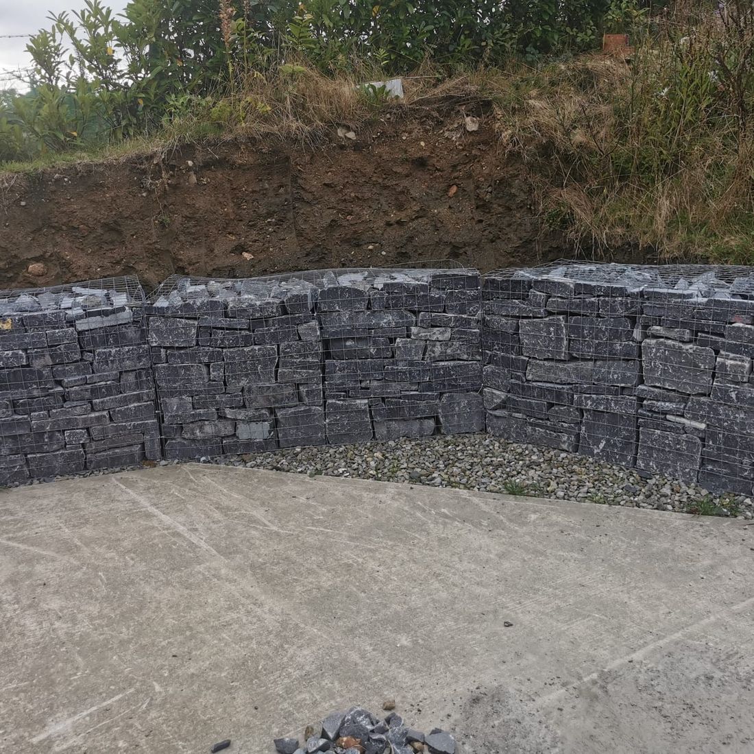 Random white limestone gabions used as retaining wall