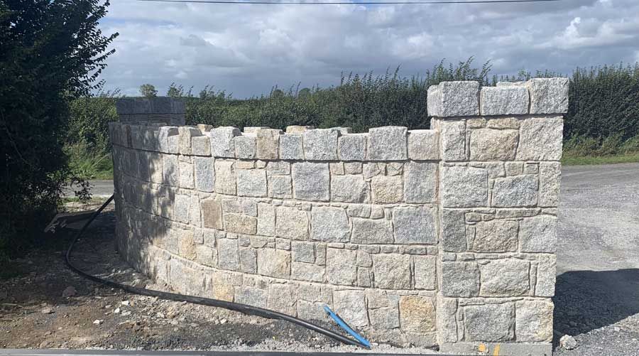 Grey & brown granite mixed with large dressed corner stones laid in coarses