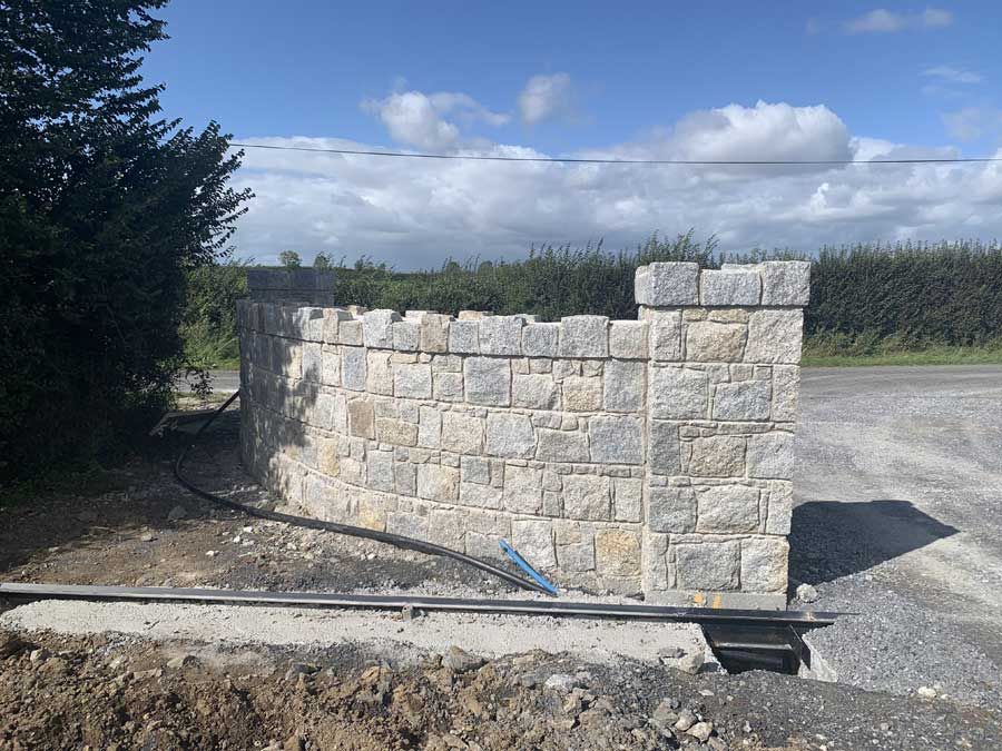 Grey & brown granite mixed with large dressed corner stones laid in coarses