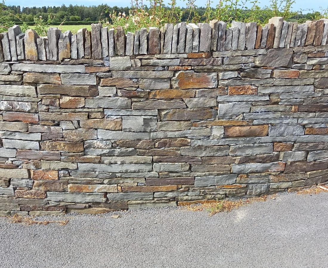 Brown sandstone laid dry in a flat linear effect 