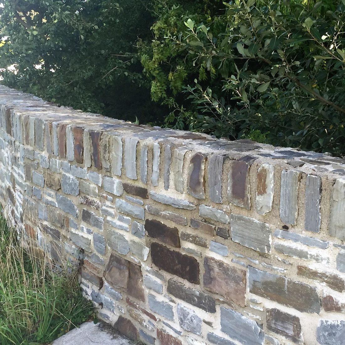 Grey sandstone soilder coursing finishing random wall