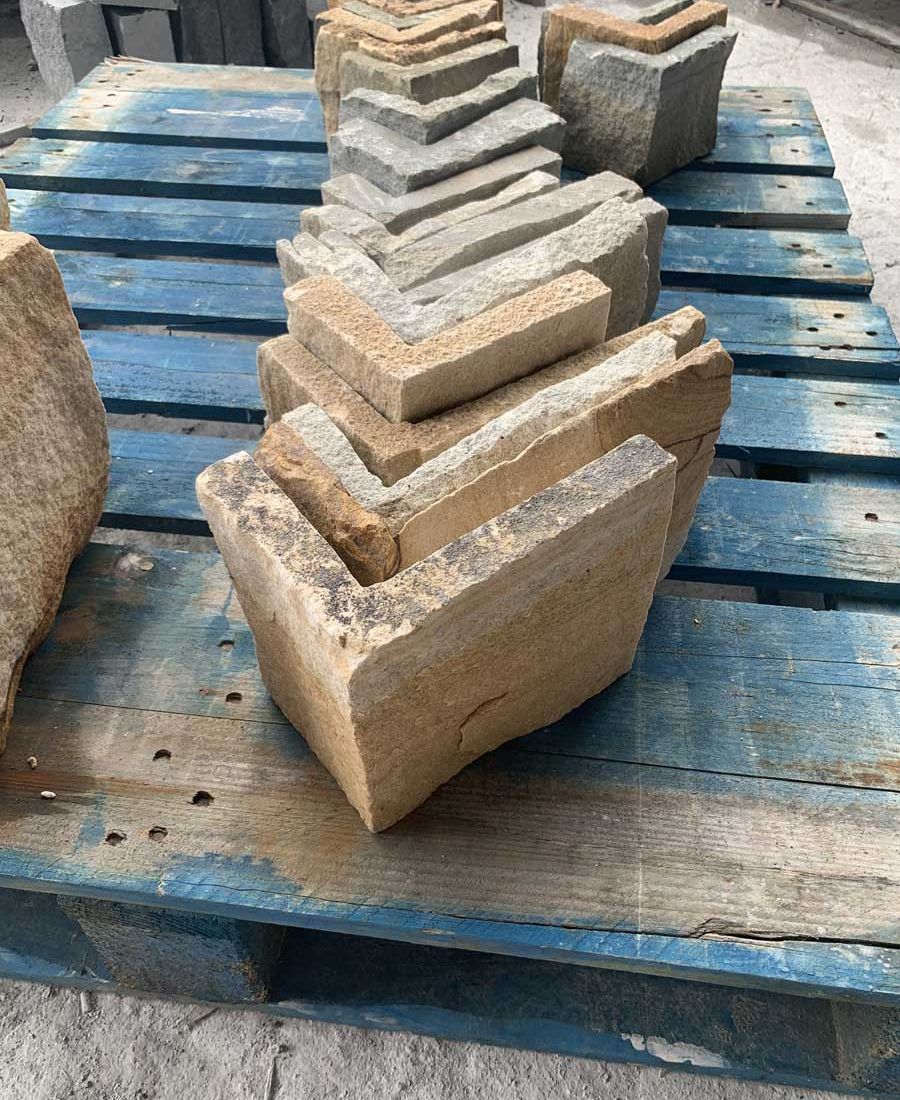Mixed sandstone thin wall cladding corners 