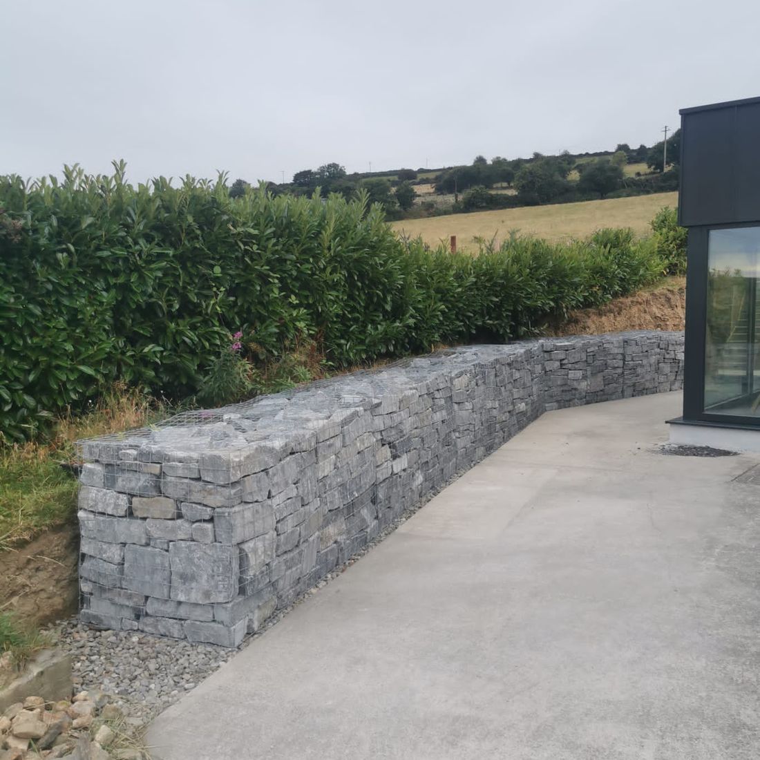 Random white limestone gabions with a modern build 