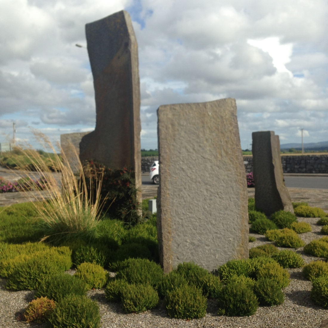 Free standing stone feature