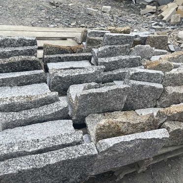Grey/brown granite thinstone corners 