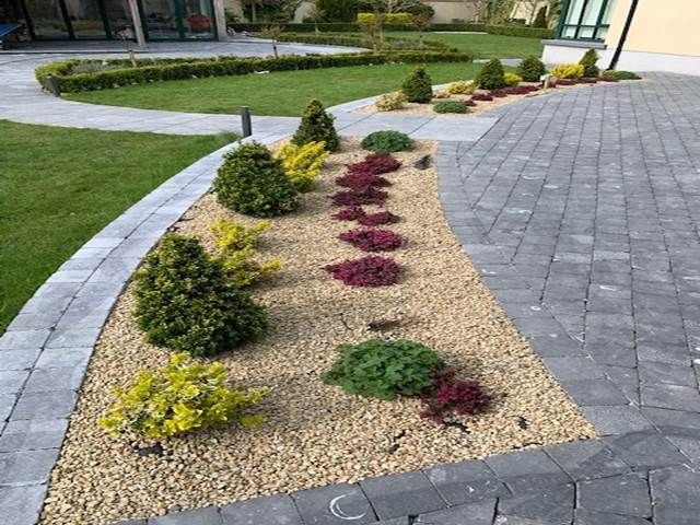 Kilkenny tumbled cobblestone enhanced with bedding plants