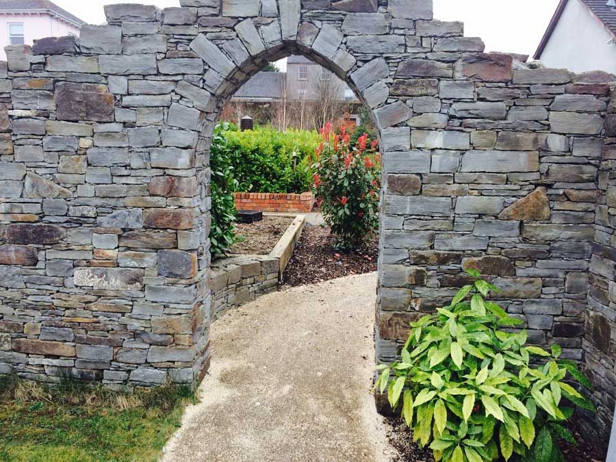 Grey sandstone random rubble with hand pitched key stones