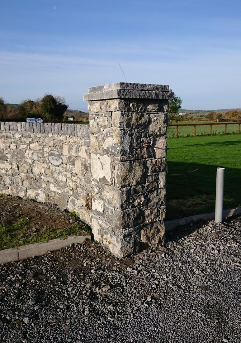 Double tier rock face pier cap together with traditional soldier coarse